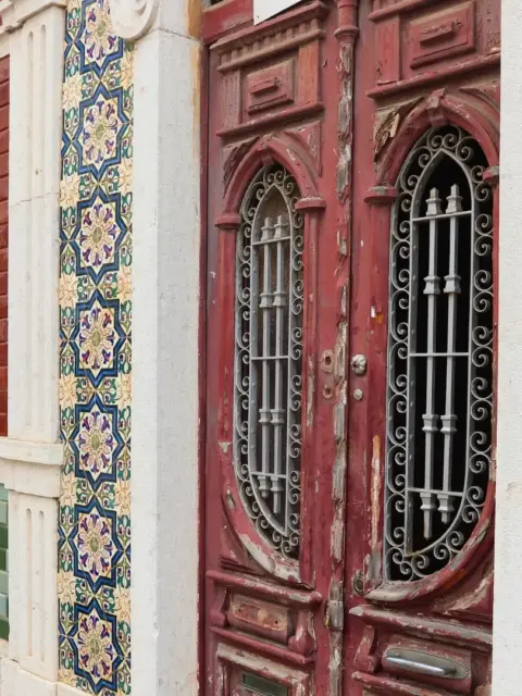 Eine Hauswand als Symbol für Immobilien in Portugal