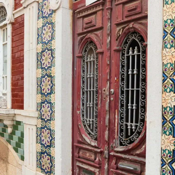 Eine Hauswand als Symbol für Immobilien in Portugal