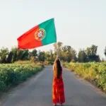 Eine Frau mit einer Flagge als Symbol für Visum Portugal