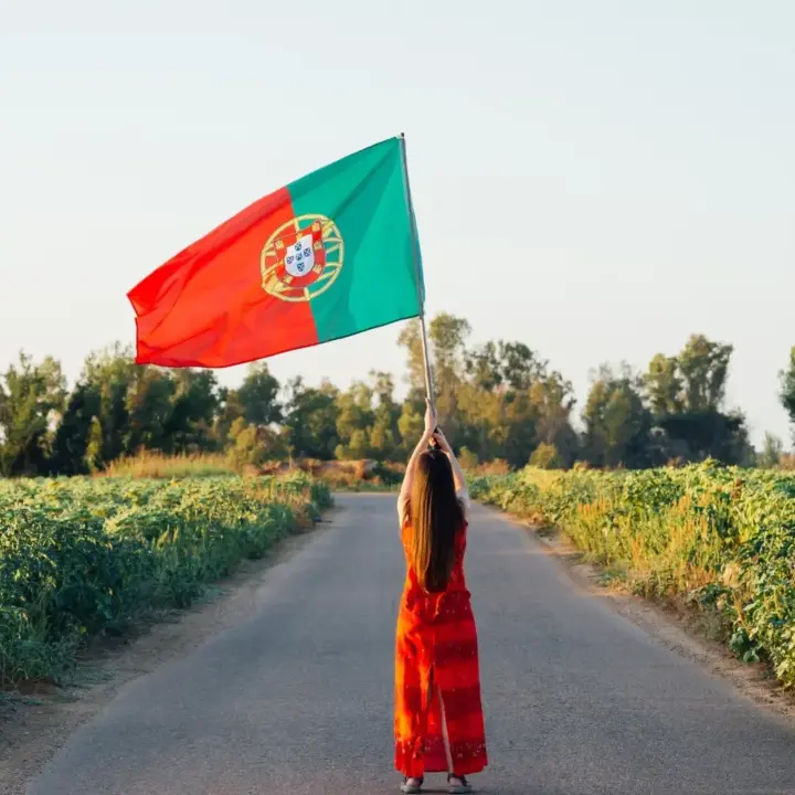 Eine Frau mit einer Flagge als Symbol für Visum Portugal