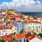 Eine Stadt von oben als Symbol für Steuern in Portugal