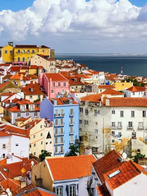 Eine Stadt von oben als Symbol für Steuern in Portugal