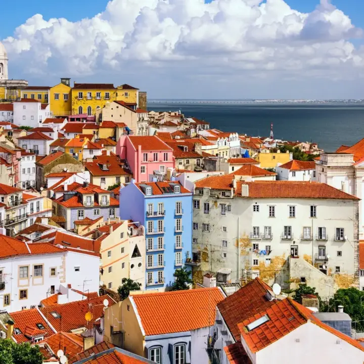 Eine Stadt von oben als Symbol für Steuern in Portugal