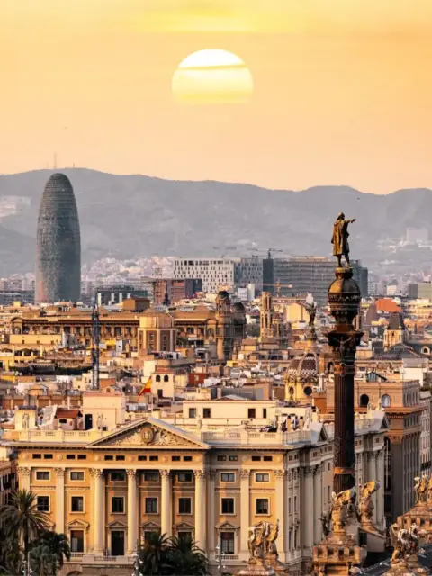 Blick über eine Stadt als Symbol für Immobilien in Spanien