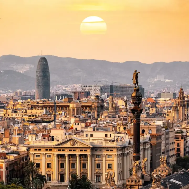 Blick über eine Stadt als Symbol für Immobilien in Spanien