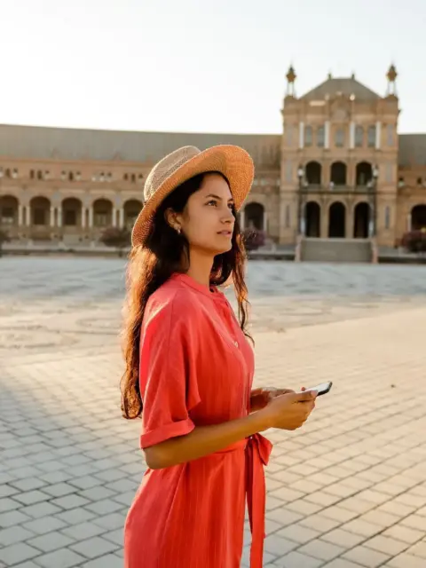 Eine Frau im roten Kleid als Symbol für Arbeiten in Spanien