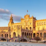 Ein historisches Gebäude als Symbol für ein Bankkonto in Spanien