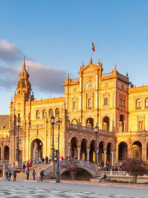 Ein historisches Gebäude als Symbol für ein Bankkonto in Spanien