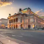 Eine Bahn fährt durch Wien als Symbol für Steuern in Österreich