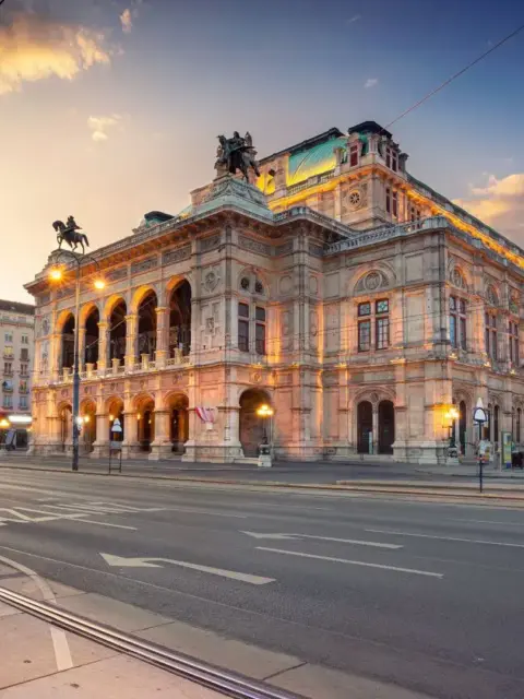 Eine Bahn fährt durch Wien als Symbol für Steuern in Österreich
