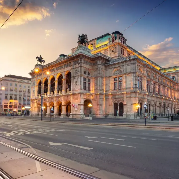 Eine Bahn fährt durch Wien als Symbol für Steuern in Österreich