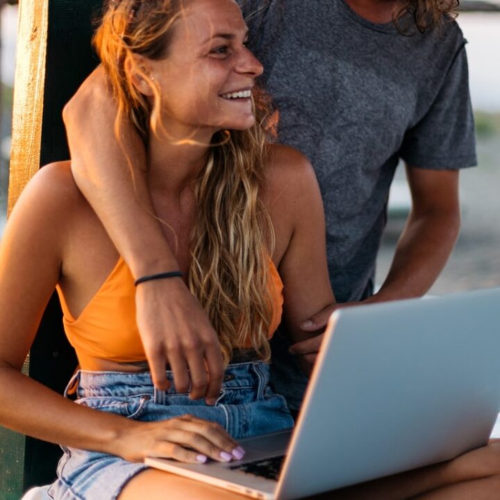 Glückliches Paar vor dem Laptop