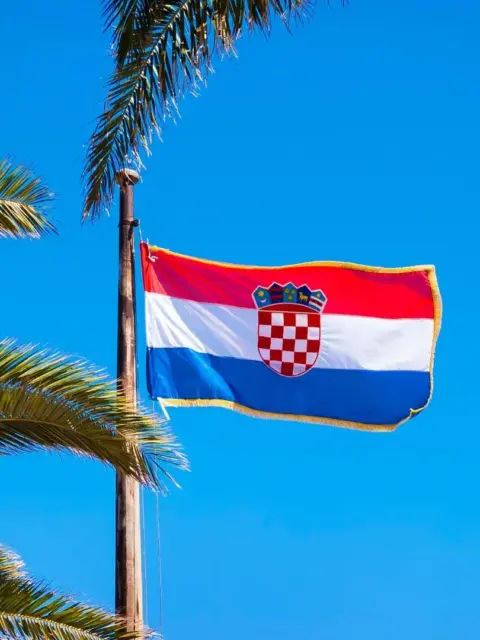 Eine Flagge als Symbol für Steuern in Kroatien