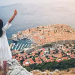 Eine Frau auf einer Aussichtsplattform als Symbol für Krankenversicherung in Kroatien