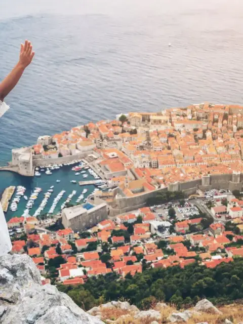 Eine Frau auf einer Aussichtsplattform als Symbol für Krankenversicherung in Kroatien