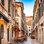 Eine kleine Gasse als Symbol für Visum für Kroatien