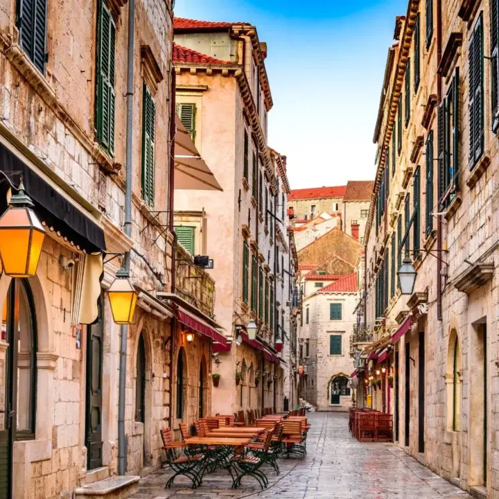 Eine kleine Gasse als Symbol für Visum für Kroatien