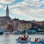 Stadt am Meer als Symbol für Leben in Kroatien