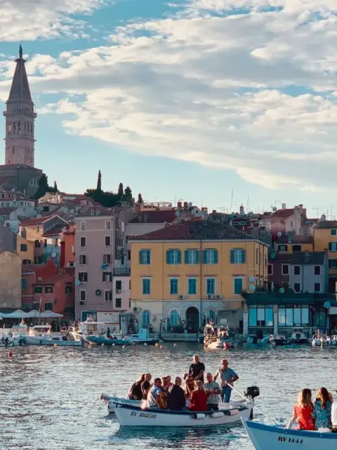 Stadt am Meer als Symbol für Leben in Kroatien
