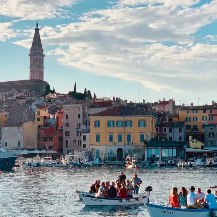 Stadt am Meer als Symbol für Leben in Kroatien