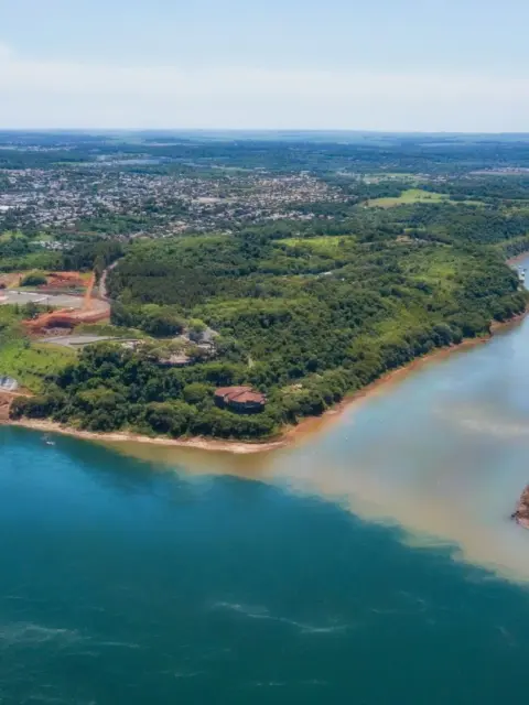 Ein Fluss als Symbol für Krankenversicherung in Paraguay