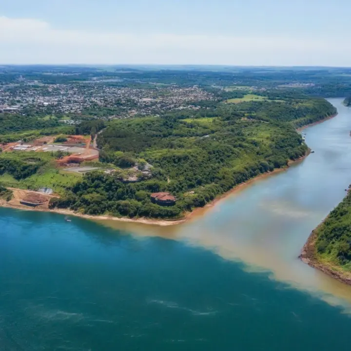 Ein Fluss als Symbol für Krankenversicherung in Paraguay
