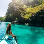 Eine Frau auf einem Steg als Symbol für Visum für die Philippinen