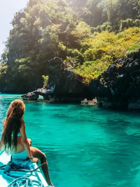 Eine Frau auf einem Steg als Symbol für Visum für die Philippinen