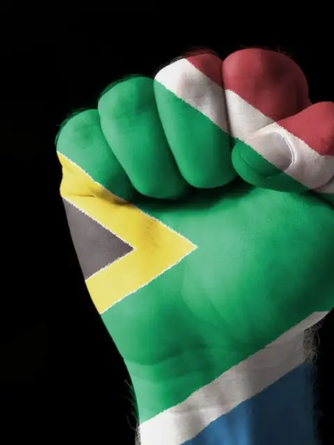 Eine Faust als Symbol für Steuern in Südafrika