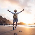 EIn Mann am Strand als Symbol für internationale krankenversicherung