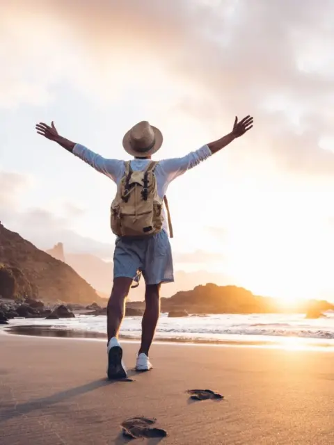 EIn Mann am Strand als Symbol für internationale krankenversicherung