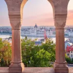 Ausblick durch Säulen als Symbol für Krankenversicherung in Ungarn
