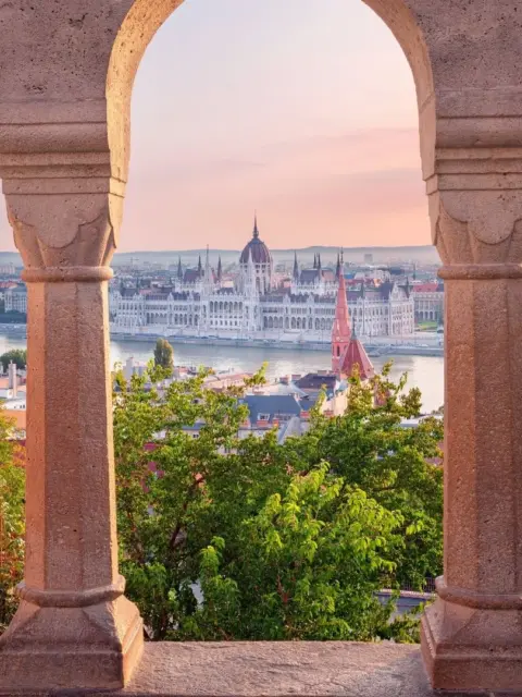 Ausblick durch Säulen als Symbol für Krankenversicherung in Ungarn