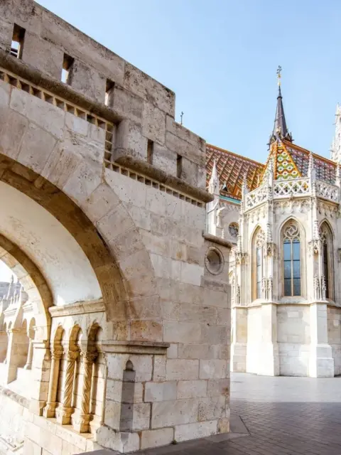 Ein barockes Gebäude als Symbol für Steuern in Ungarn