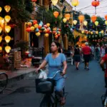 Eine Stadt am Abend als Symbol für Leben in Vietnam