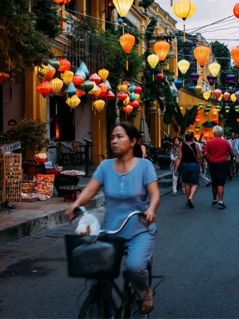 Eine Stadt am Abend als Symbol für Leben in Vietnam