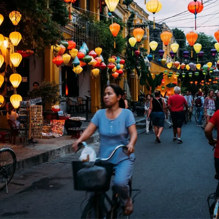 Eine Stadt am Abend als Symbol für Leben in Vietnam