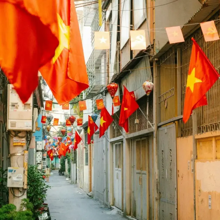 Eine schmale Gasse als Symbol für Steuern in Vietnam