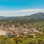 Grüne Landschaft als Symbol für Krankenversicherung in Uruguay