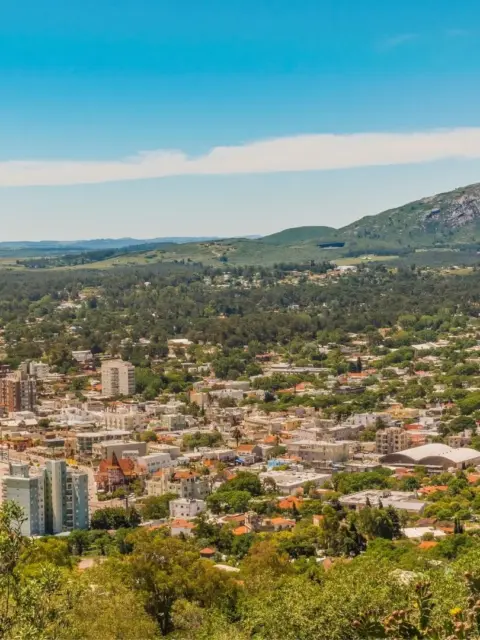 Grüne Landschaft als Symbol für Krankenversicherung in Uruguay