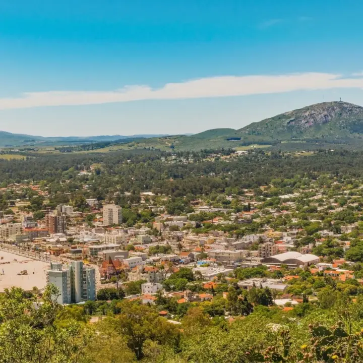 Grüne Landschaft als Symbol für Krankenversicherung in Uruguay