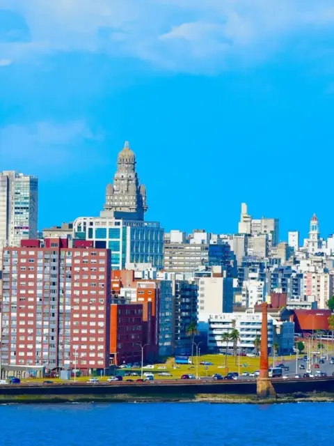 Eine Skyline als Symbol für Steuern in Uruguay
