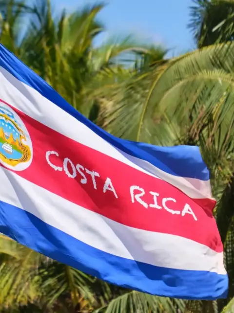 Eine Flagge als Symbol für Steuern in Costa Rica