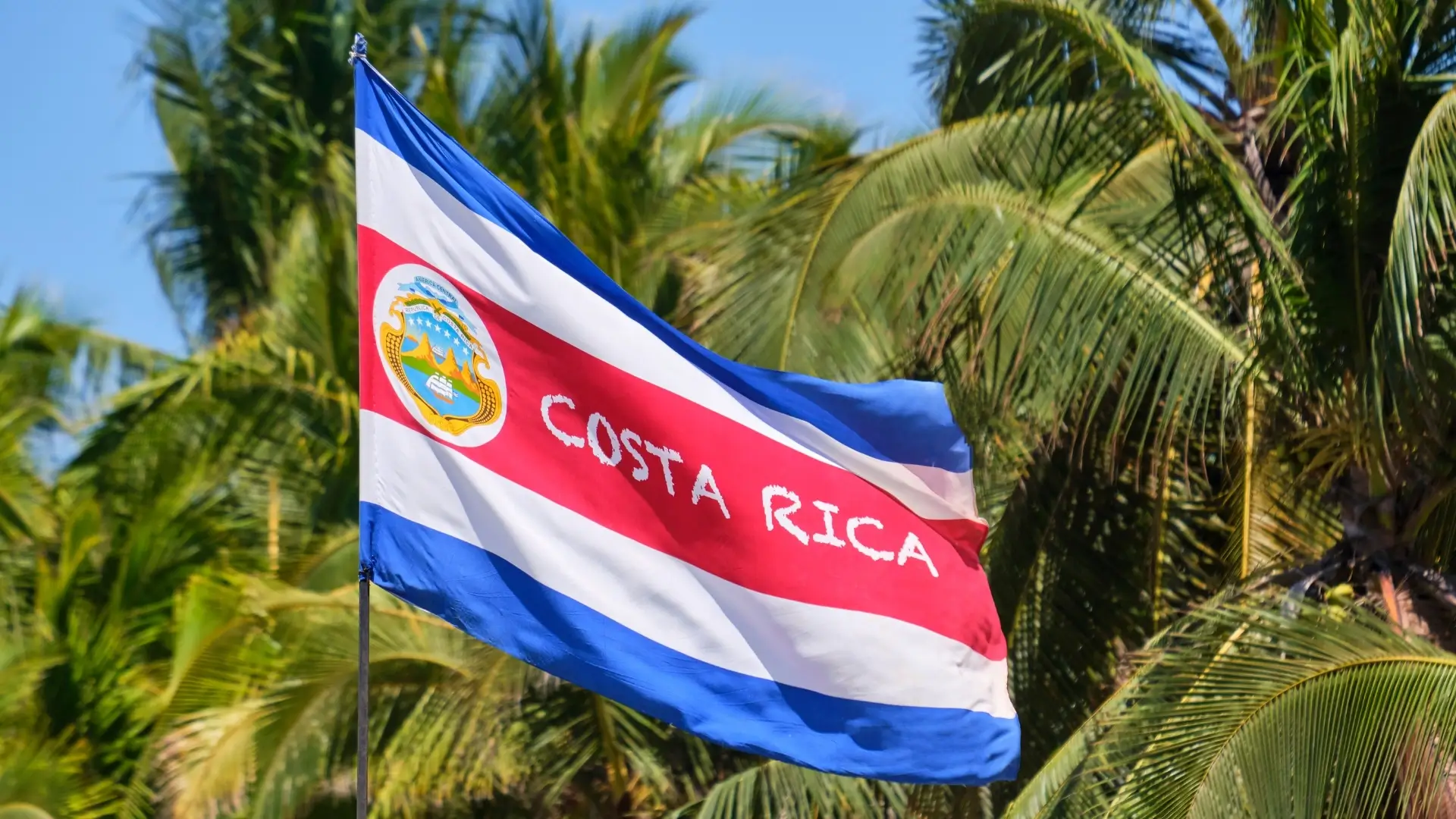 Eine Flagge als Symbol für Steuern in Costa Rica