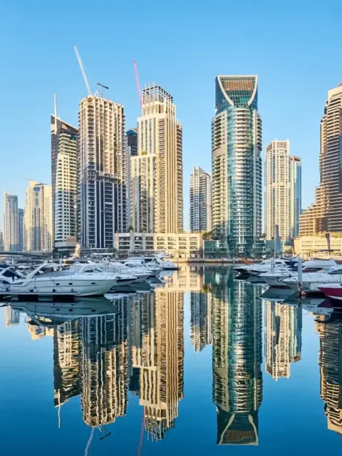 Eine moderne Skyline als Symbol für Leben in Dubai