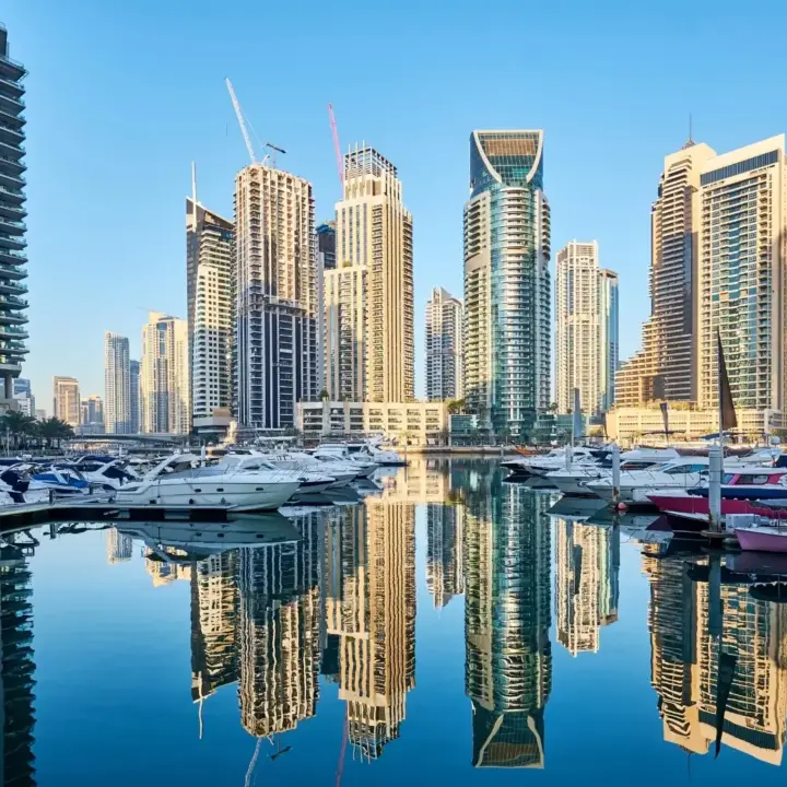 Eine moderne Skyline als Symbol für Leben in Dubai