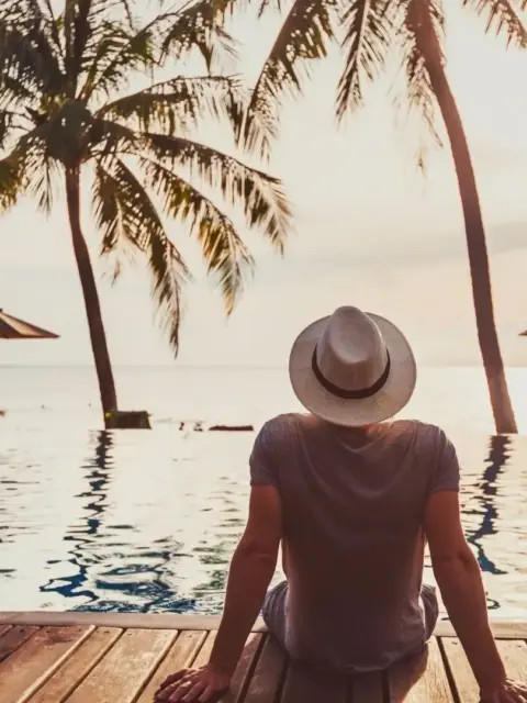 Ein Mann am Pool als Symbol für llc vs ibc vs holding