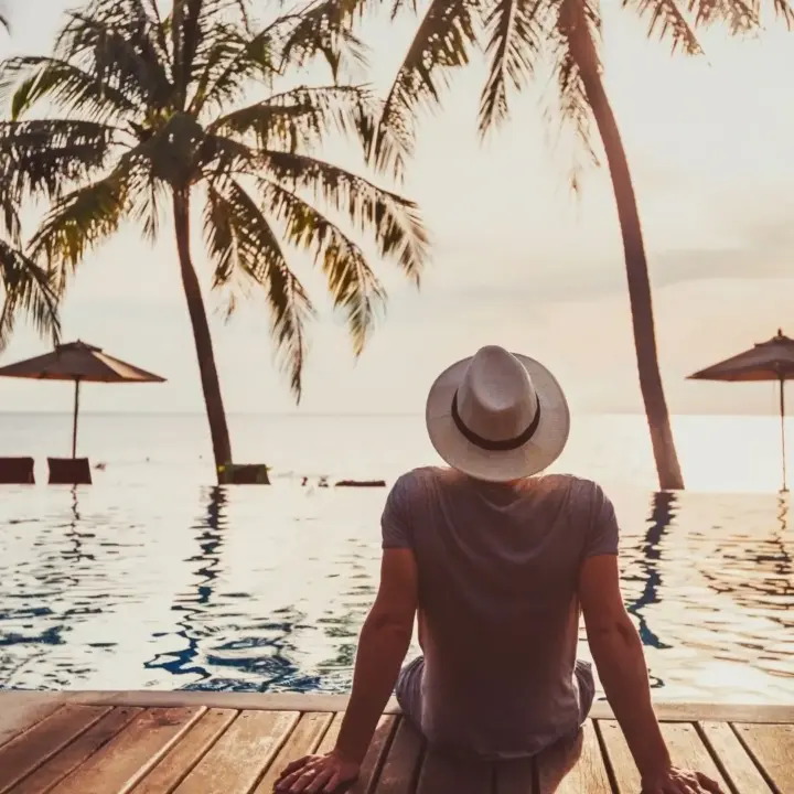 Ein Mann am Pool als Symbol für llc vs ibc vs holding