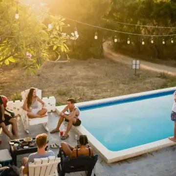 Freunde am Pool als Symbol für Lebensmittelpunkt und Wohnsitz trennen