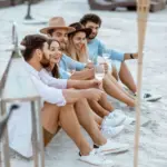 Eine Gruppe von Menschen als Symbol für Bankkonto im Ausland eröffnen